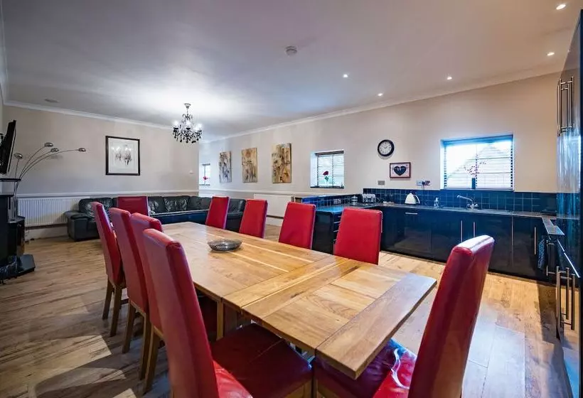 Maaseutuhotelli Suffolk Retreats For Up To 24 Guests With Hot Tub