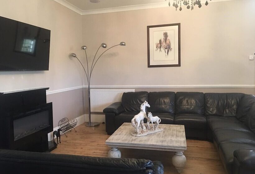 乡村酒店  Suffolk Retreats For Up To 24 Guests With Hot Tub