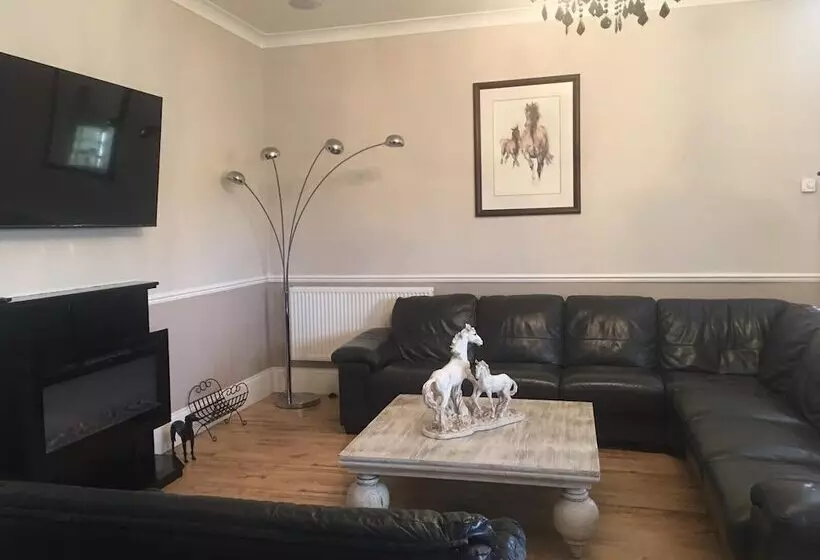 Maaseutuhotelli Suffolk Retreats For Up To 24 Guests With Hot Tub