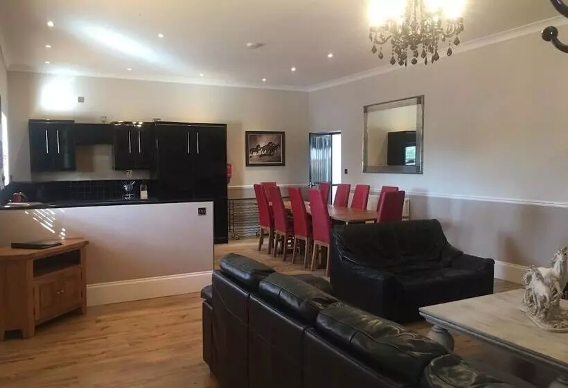 Maaseutuhotelli Suffolk Retreats For Up To 24 Guests With Hot Tub