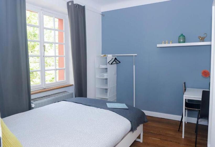 هتل The Red House