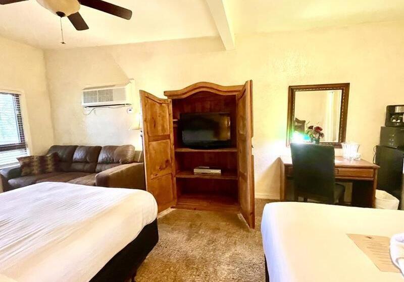 Lake View Queen Guest Room With Two Queens, Sleeper Sofa And Patio Overlooking Lake Ouachita,