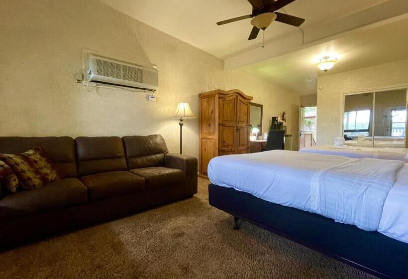 Lake View Queen Guest Room With Two Queens, Sleeper Sofa And Patio Overlooking Lake Ouachita,