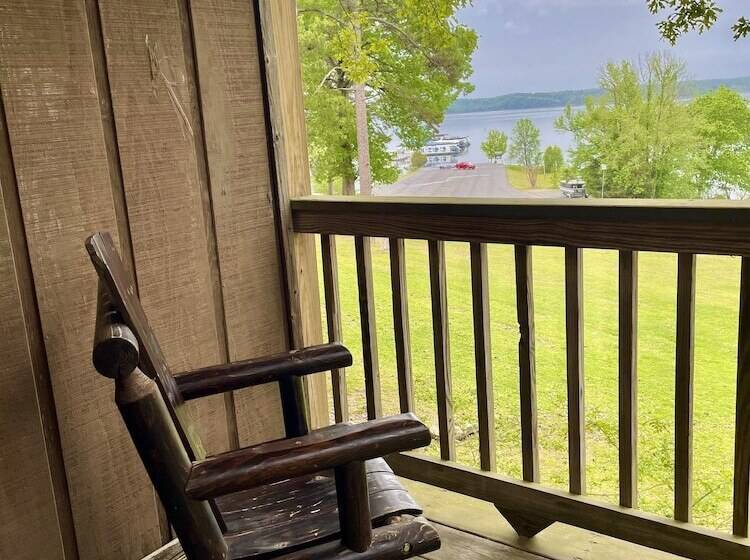 Lake View Queen Guest Room With Two Queens, Sleeper Sofa And Patio Overlooking Lake Ouachita,
