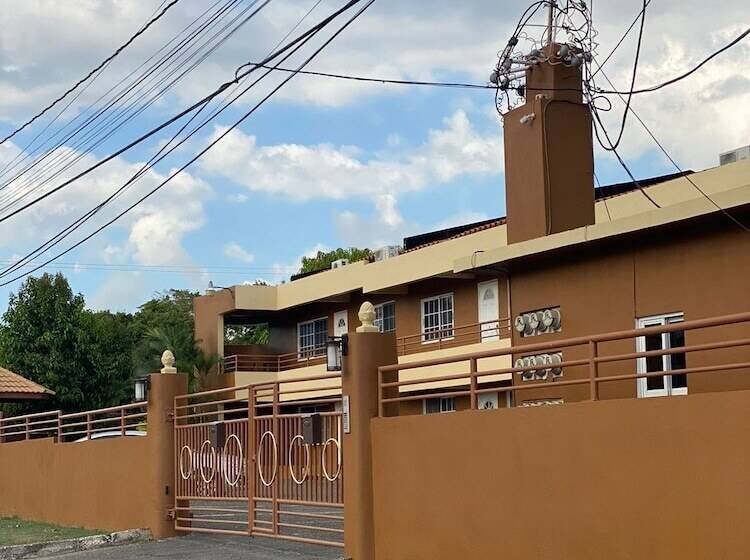 پانسیون Blissett Apts Your  Home Away From Home