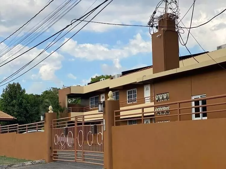 پانسیون Blissett Apts Your  Home Away From Home