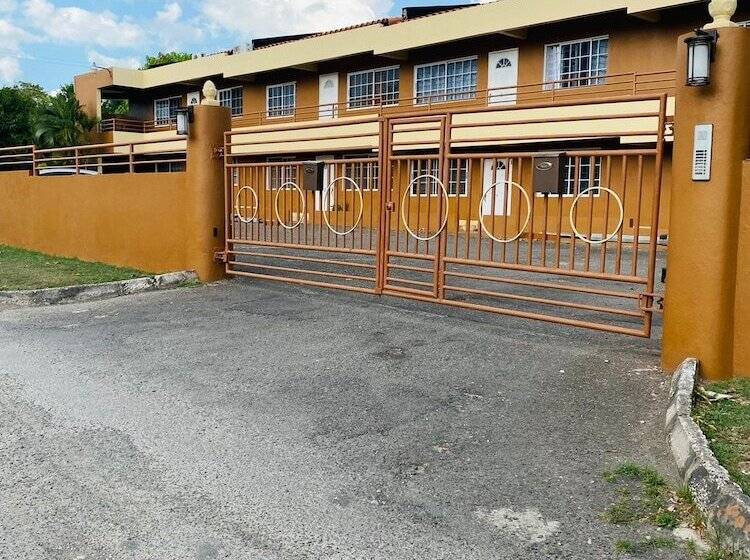 پانسیون Blissett Apts Your  Home Away From Home