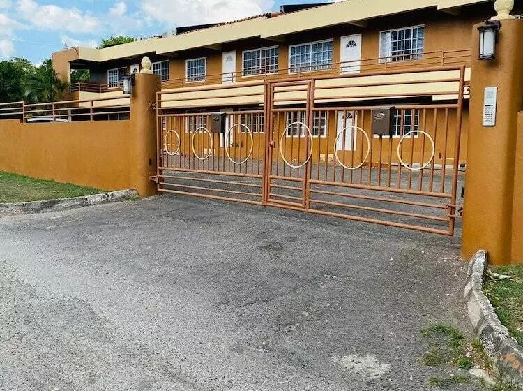 پانسیون Blissett Apts Your  Home Away From Home