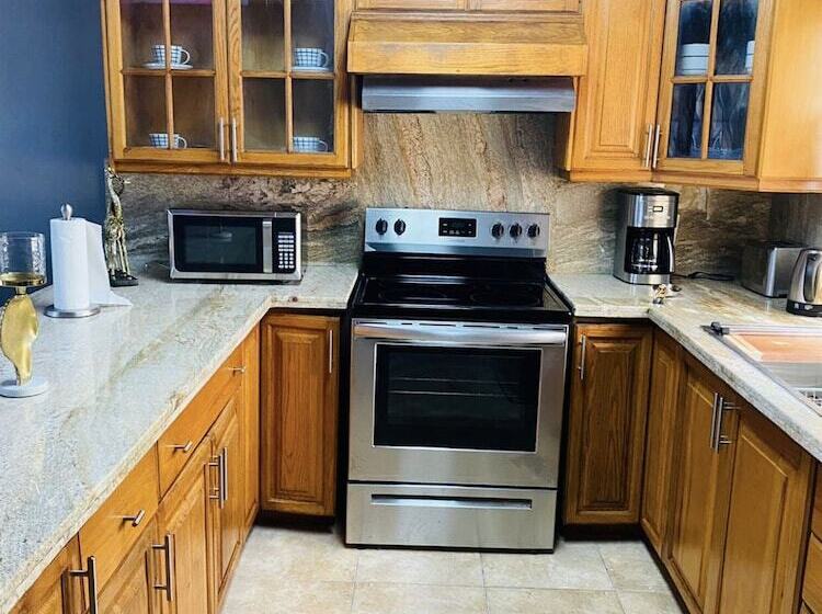 پانسیون Blissett Apts Your  Home Away From Home