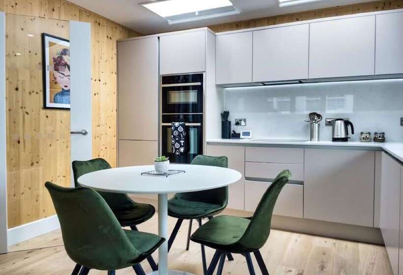 펜션 Green Mews Houses With Free Parking By My Getaways