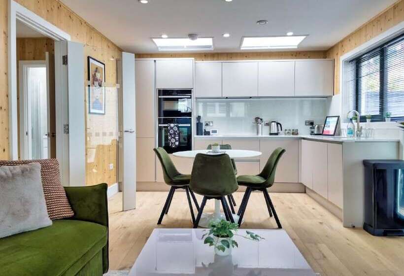 펜션 Green Mews Houses With Free Parking By My Getaways