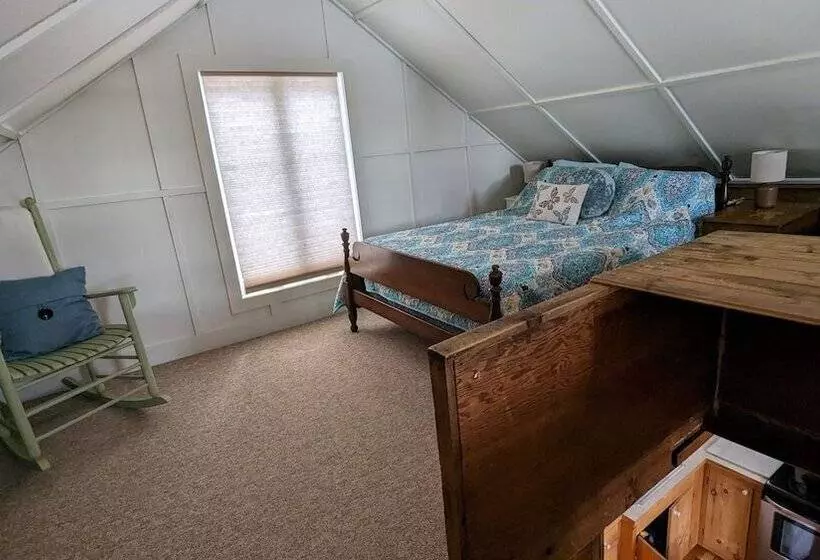 Pond View Cabin Rustic Two Bedroom Loft, A Short Drive To Chittenden Reservoir, Killington & Rutland