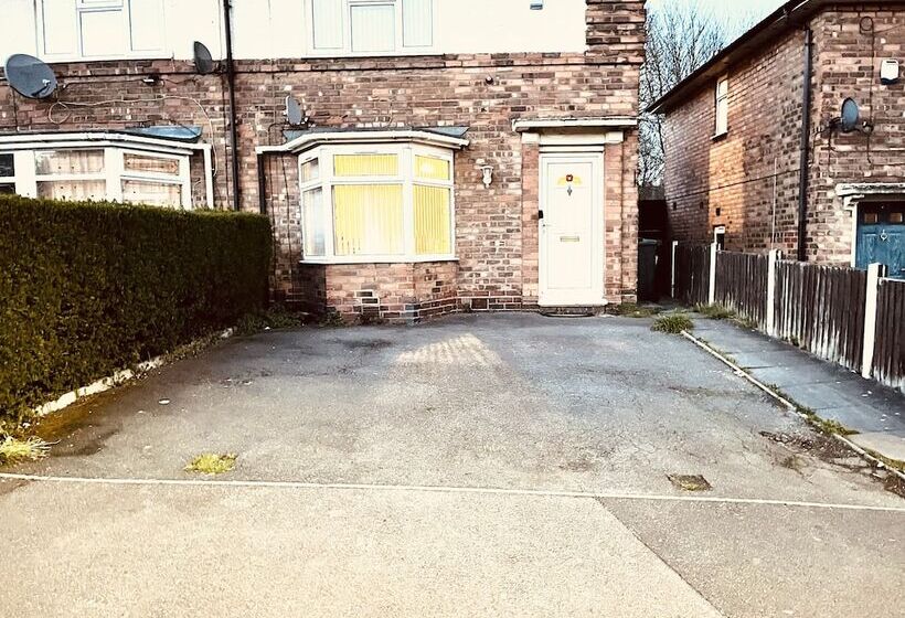 레지던스 Inviting 3  Bed House In Birmingham