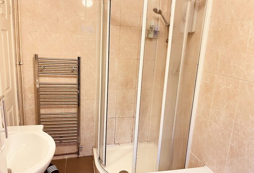 레지던스 Inviting 3  Bed House In Birmingham