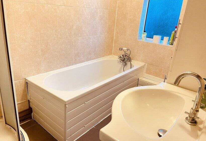 레지던스 Inviting 3  Bed House In Birmingham