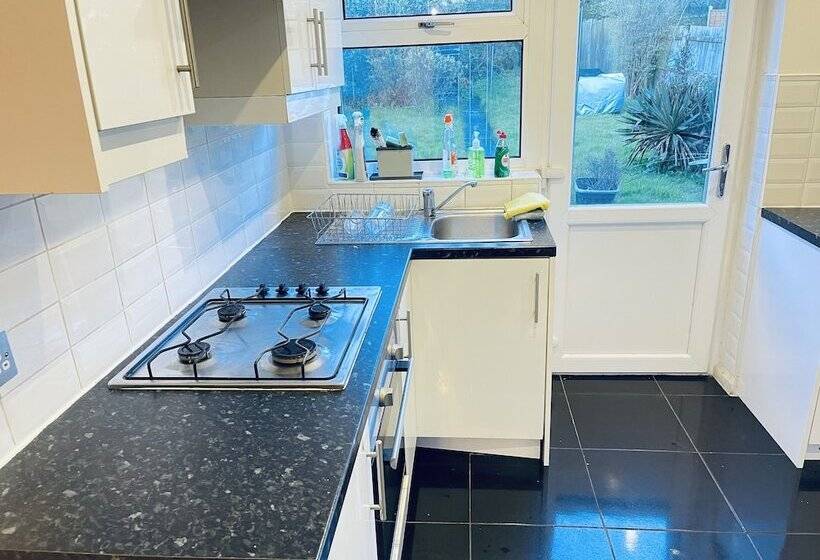 레지던스 Inviting 3  Bed House In Birmingham