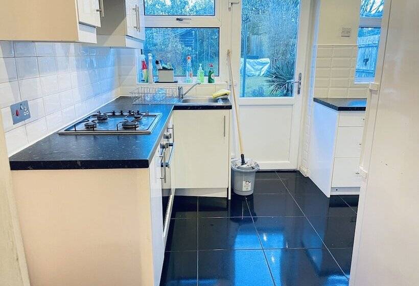 레지던스 Inviting 3  Bed House In Birmingham