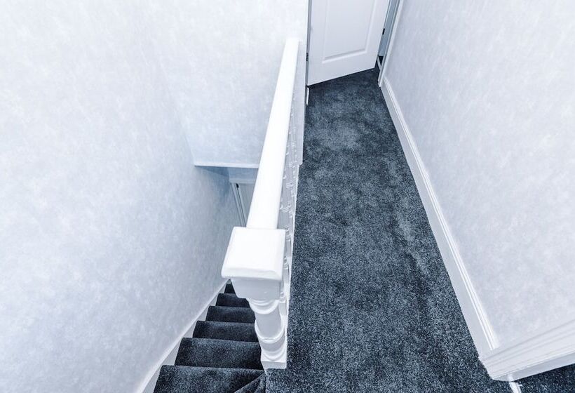 اقامتگاه Stunning Three Bed House In Bradford