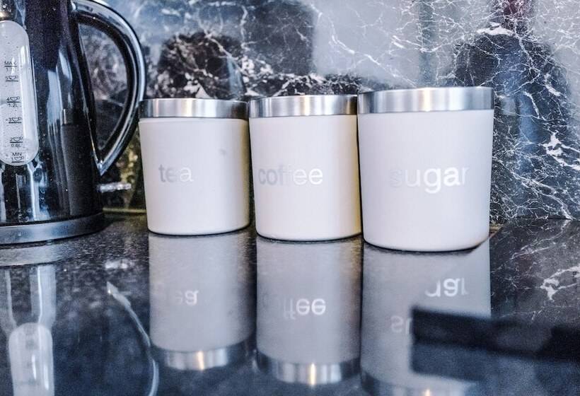 اقامتگاه Stunning Three Bed House In Bradford