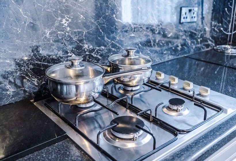 اقامتگاه Stunning Three Bed House In Bradford