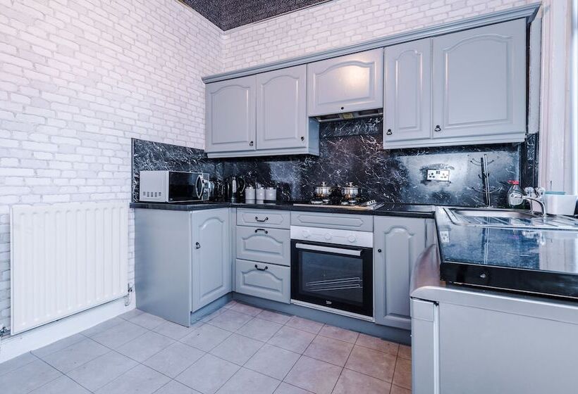 اقامتگاه Stunning Three Bed House In Bradford