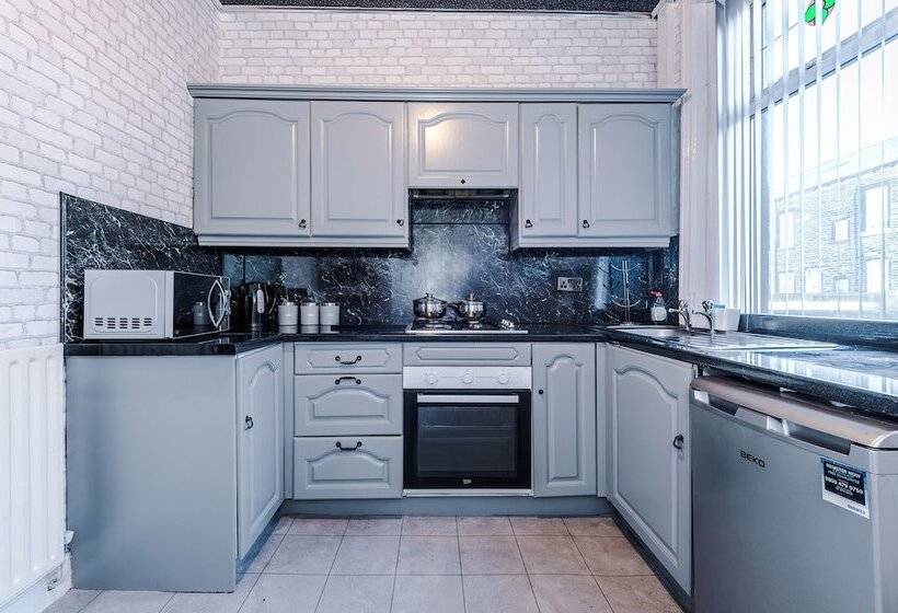 اقامتگاه Stunning Three Bed House In Bradford