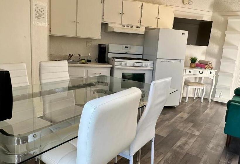 منتجع Paradise Hot Springs