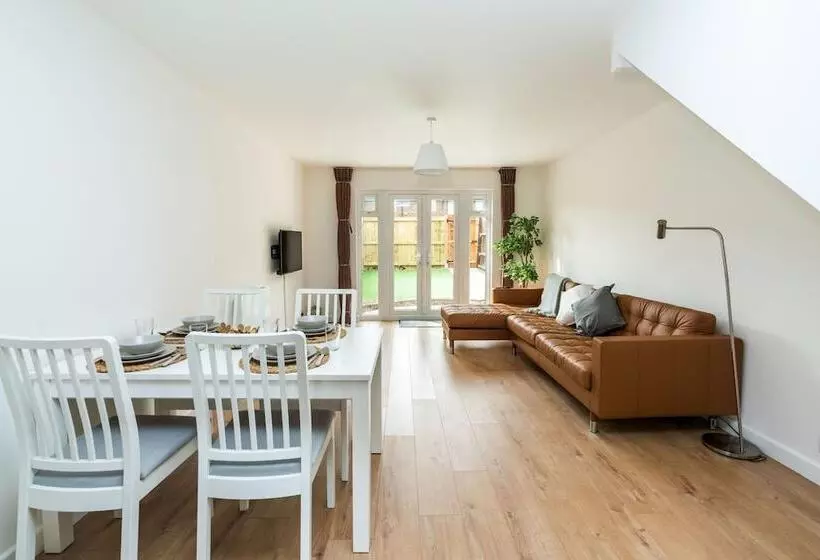 Sleek And Stylish 2bd Home With A Garden Anerley