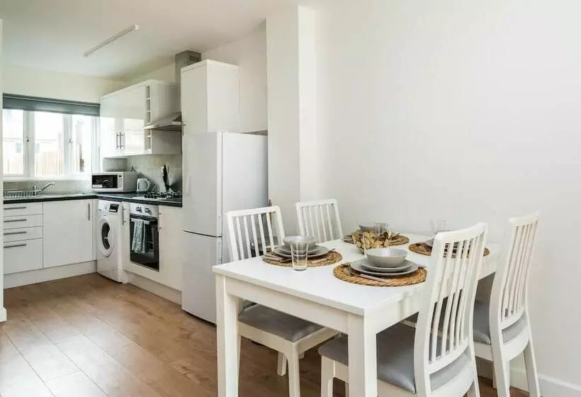 Sleek And Stylish 2bd Home With A Garden Anerley