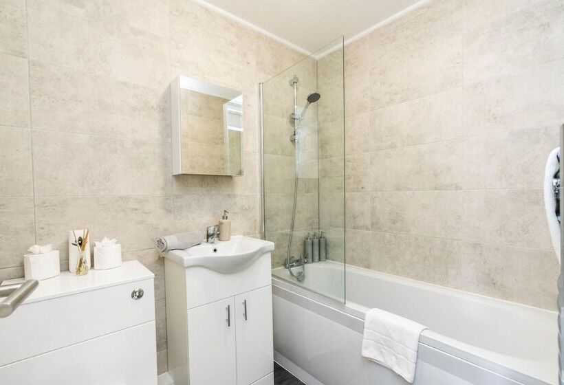 Sleek And Stylish 2bd Home With A Garden Anerley