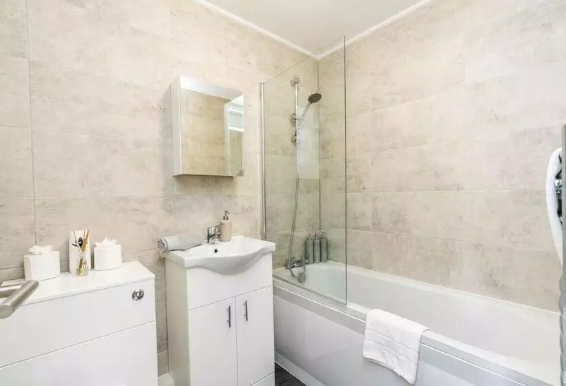 Sleek And Stylish 2bd Home With A Garden Anerley