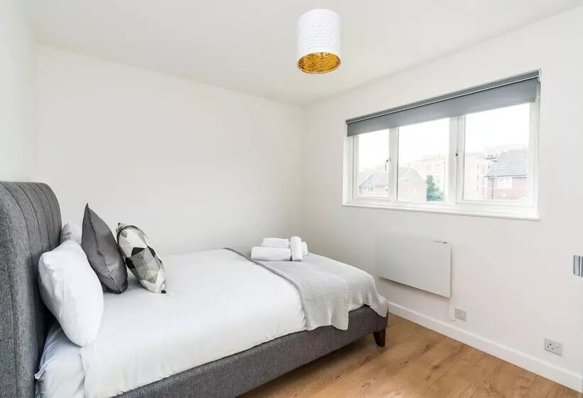 Sleek And Stylish 2bd Home With A Garden Anerley