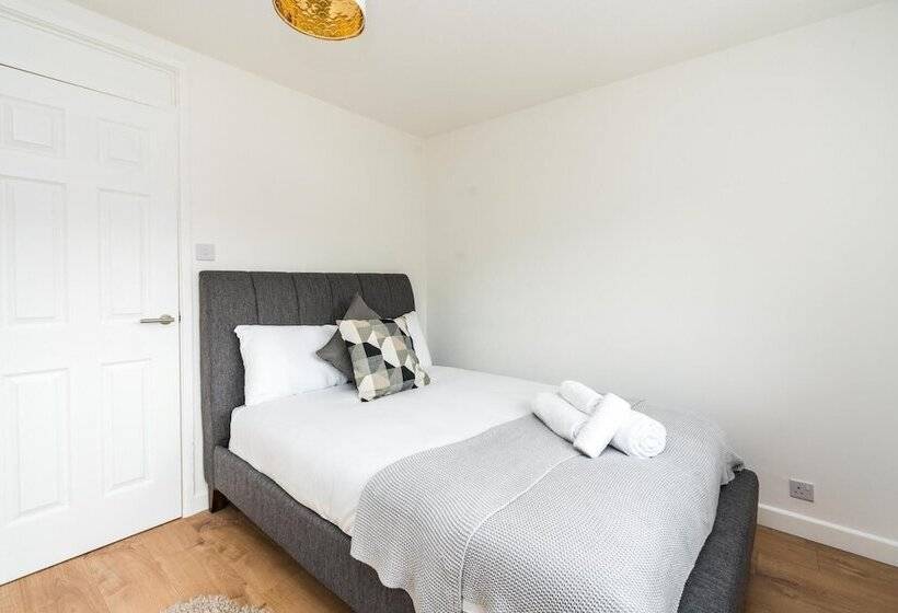 Sleek And Stylish 2bd Home With A Garden Anerley