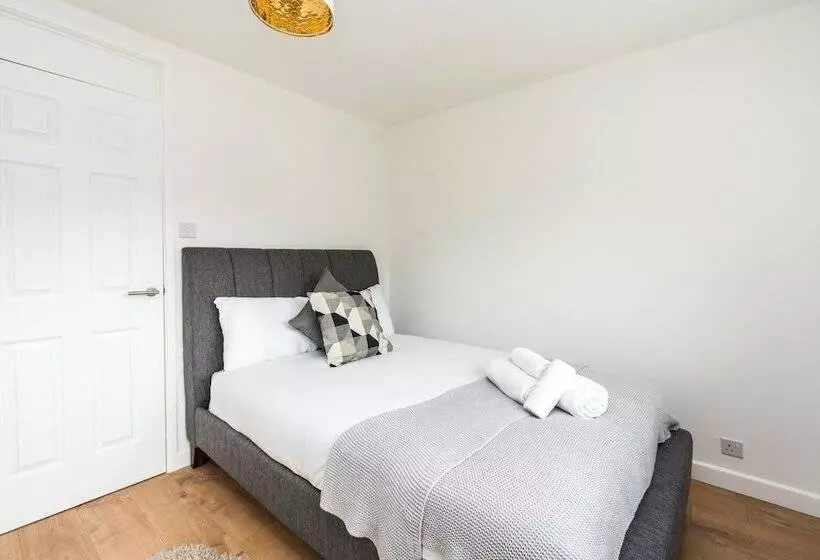 Sleek And Stylish 2bd Home With A Garden Anerley