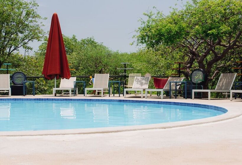 هتل Etosha Safari Camp, Etosha National Park, Namibia
