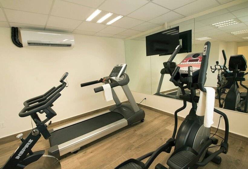 فندق Ramada By Wyndham Tampico Centro