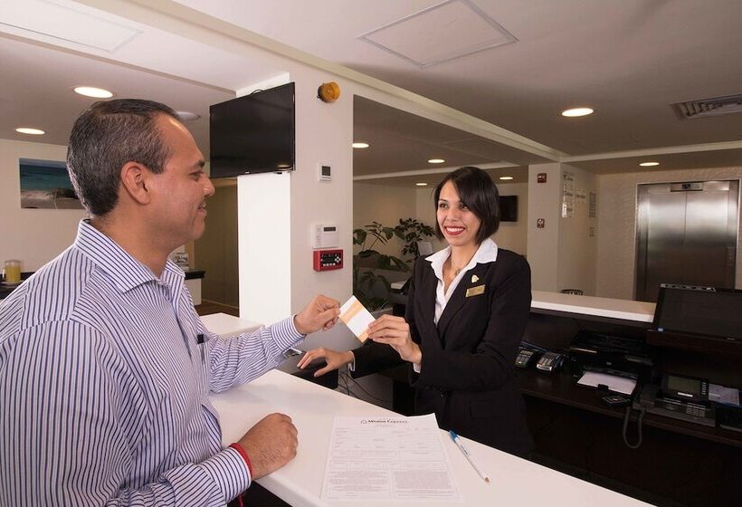 فندق Ramada By Wyndham Tampico Centro