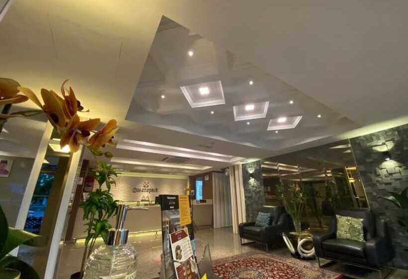 Hotel Queenspark Lovita