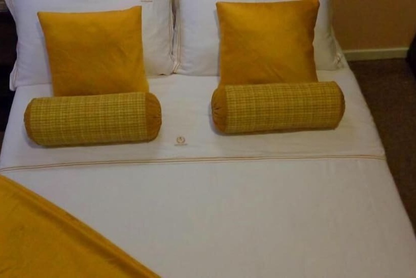 בית מלון כפרי The Queensburry City