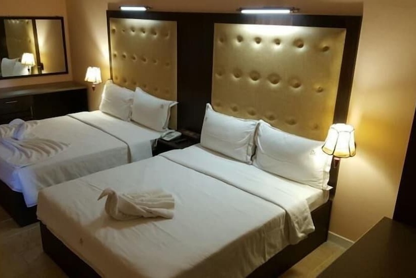 בית מלון כפרי The Queensburry City