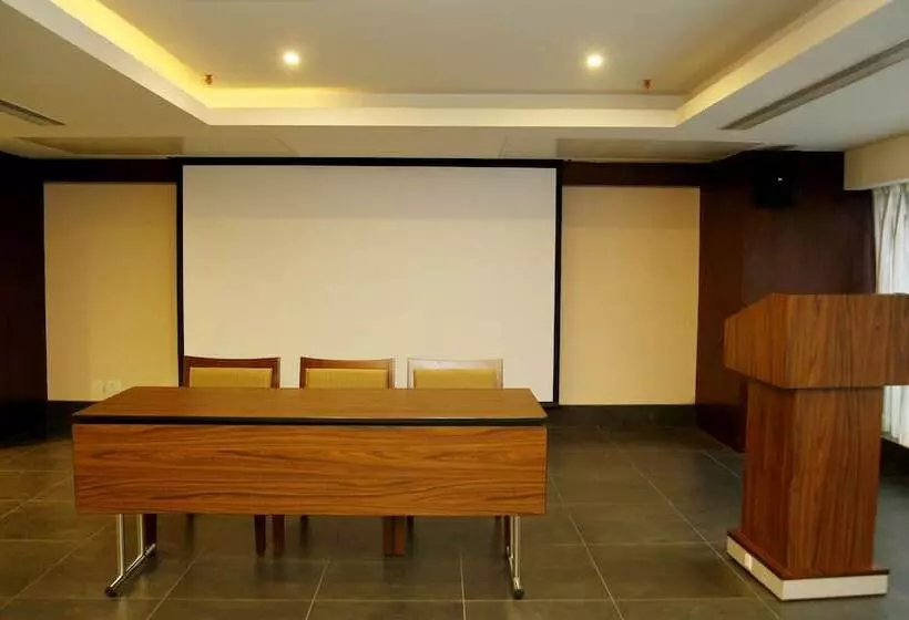 هتل The Raviz Calicut