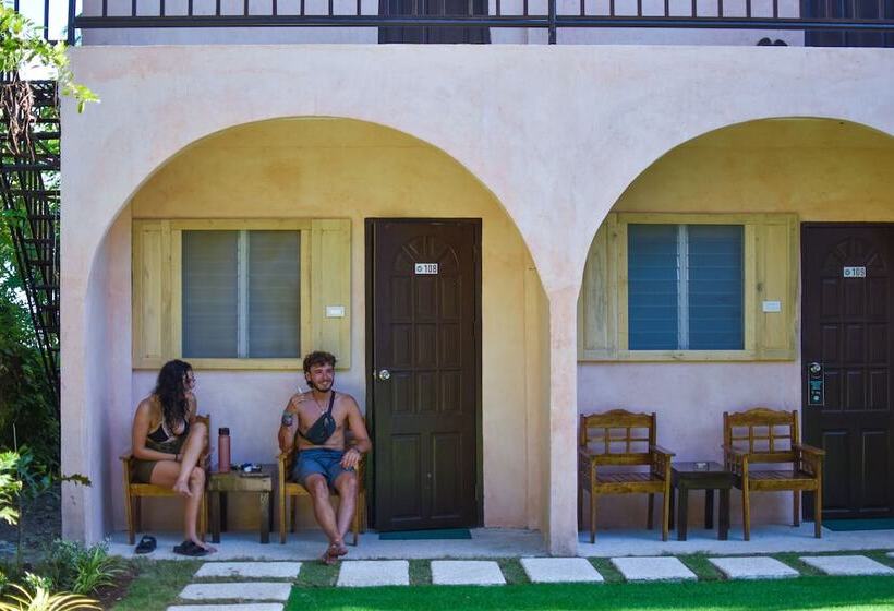 فندق صغير Mad Monkey Panglao