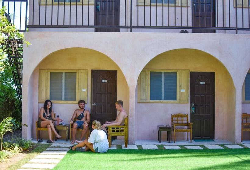 فندق صغير Mad Monkey Panglao