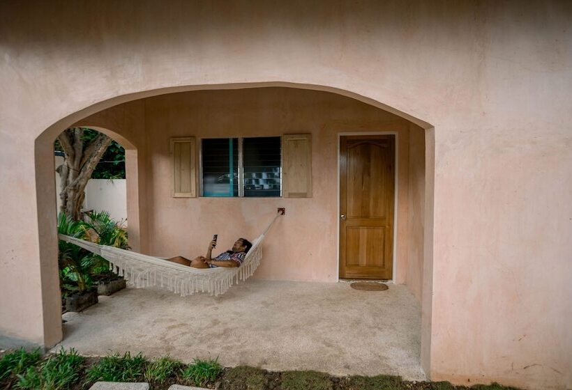 فندق صغير Mad Monkey Panglao