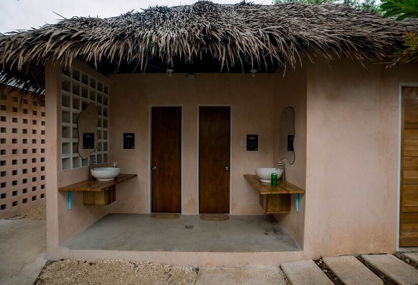 فندق صغير Mad Monkey Panglao