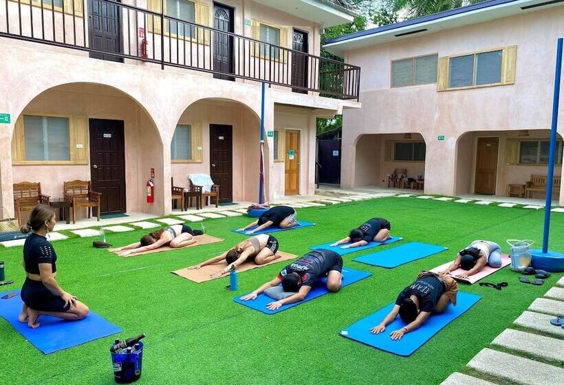 فندق صغير Mad Monkey Panglao