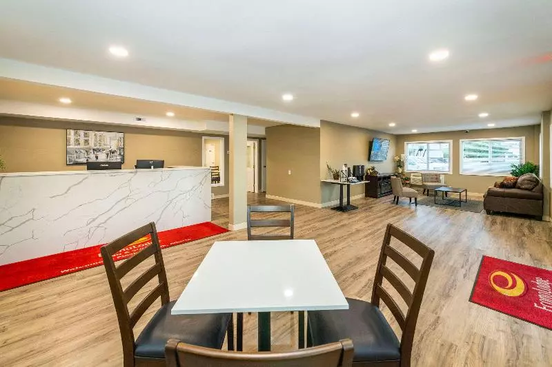 Hotelli Econo Lodge Inn & Suites