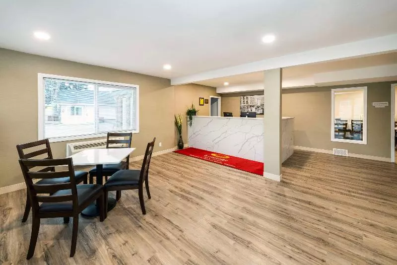 Hotelli Econo Lodge Inn & Suites