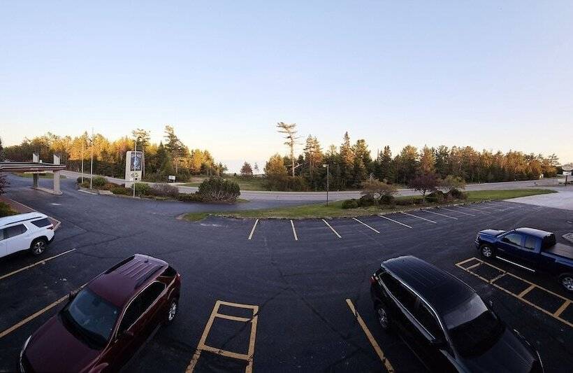 فندق على الطريق Gray Wolf Lodge