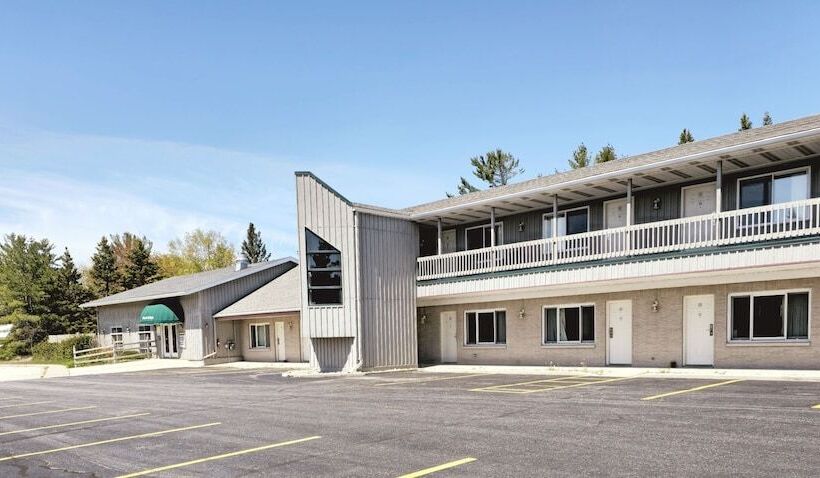 فندق على الطريق Gray Wolf Lodge